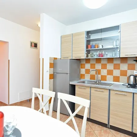 Zlata 2222 プーラ